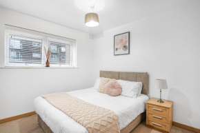 OnSiteStays - 2 Bed, 2 Bathroom, WiFi and Free Underground Secure parking - 5 Mins walk to town centre